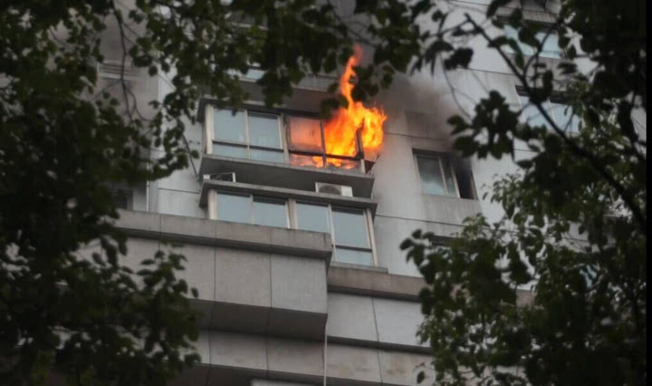 江东一群租房着火 5岁男童一个电话救了大楼5