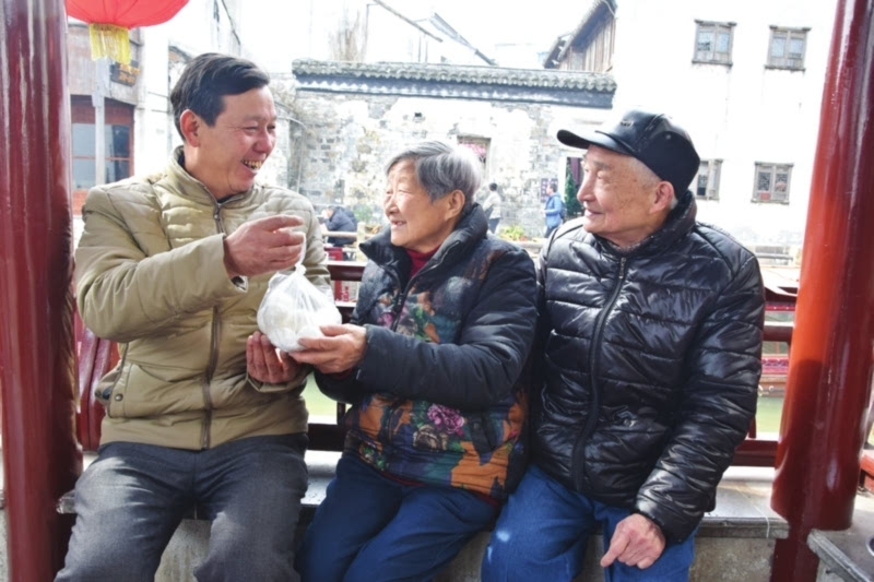 接过干娘庄秋瑛老人递过来的汤圆,夏金荣和她亲热地聊起了家常.