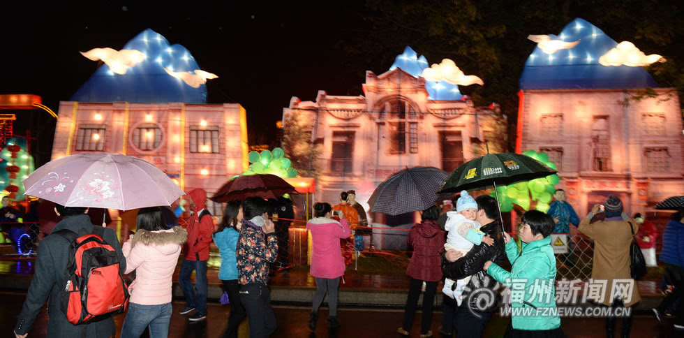 "两马同春闹元宵"昨夜点灯 八万市民雨中观赏