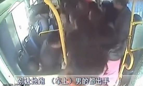 男子公交车上猥亵女孩 健身教练英雄救美视频