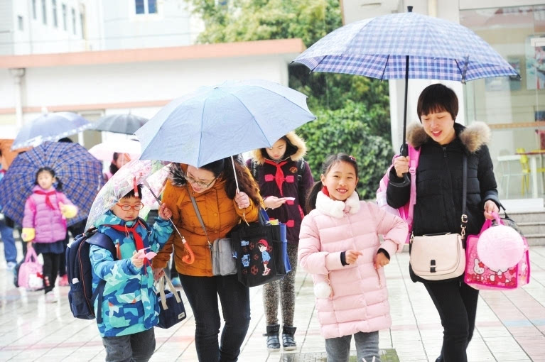 早高峰加上下雨天,这上学的路是更加难走,不少家长孩子匆忙赶路,有打