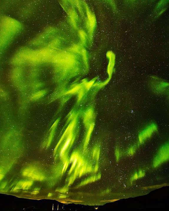 冰岛夜空凤凰极光展翅翱翔 罕见奇观美瞎双眼