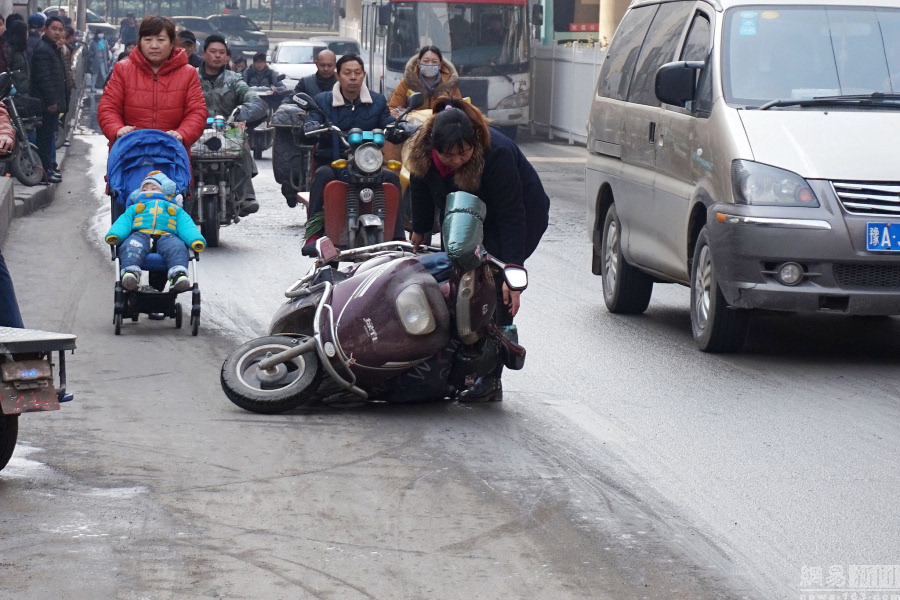 郑州市区现“地沟油路” “滑不溜秋”5天之内上百人中招