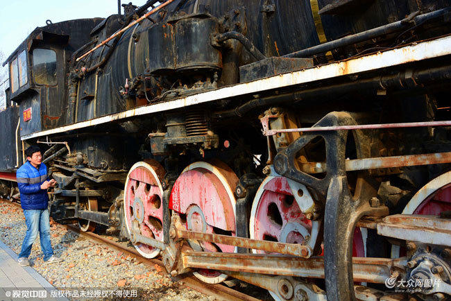济南现老式蒸汽火车 仿佛穿越到上世纪70年代