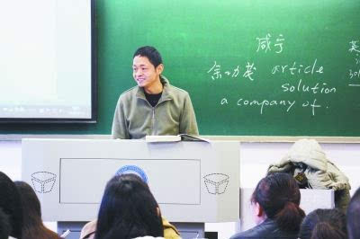 武汉大学外国语言文学学院大学英语部教师余功茂,是一名跪着讲课的