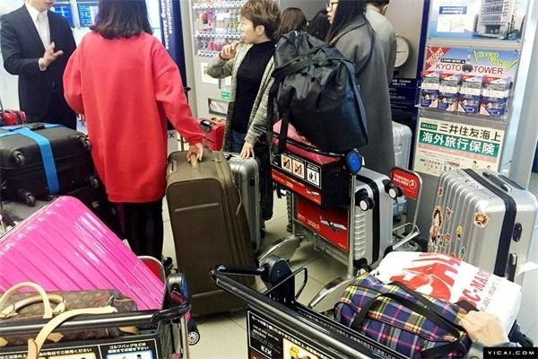 微商女孩日本代购之旅 一人两大箱战利品铺满