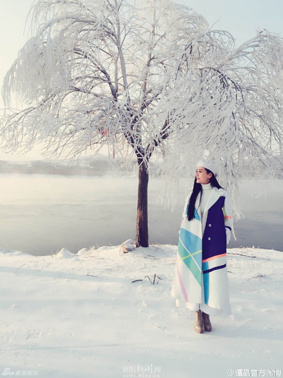 组图:谭晶晒美照雪地舞动 裹大衣端庄素雅