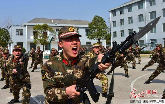 2016年3月5日,武警安徽总队第二支队二中队在组织刺杀训练.