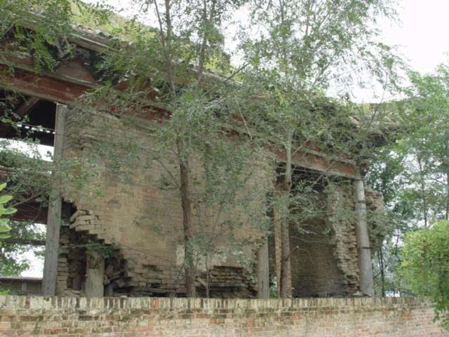 聊城晚报记者 刘东坡 摄于2006年曾经的堂邑文庙内的大成殿.