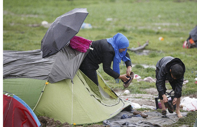 希腊连日暴雨 大批滞留难民儿童生病(组图)