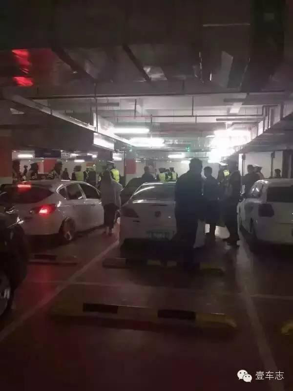 北京银河soho地下车库改装车聚会 警方突击检查