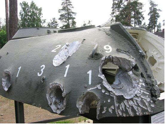 "伤痕累累"的测试炮塔,数字表示不同弹种的毁伤效果.