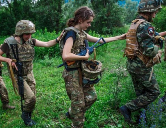 乌女兵换下军装野兽重新变回美女高清组图