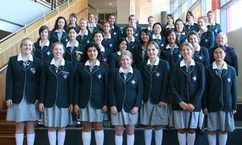 澳大利亚 不论是男生还是女生,都必须穿校服,黑皮鞋黑袜子上学,只有上