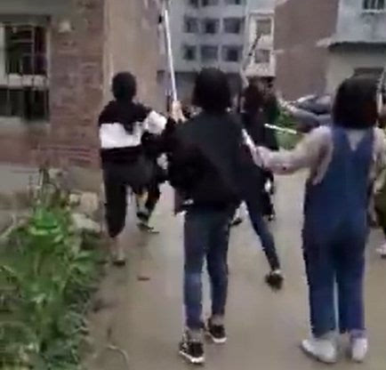 20余名少女械斗打群架 警方称:大多是未成年人