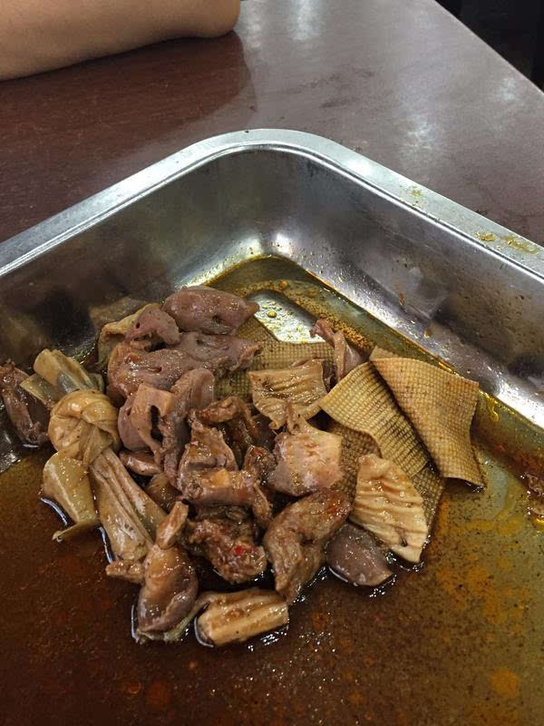 背景美女的手势,精彩过这一锅红烧肉?