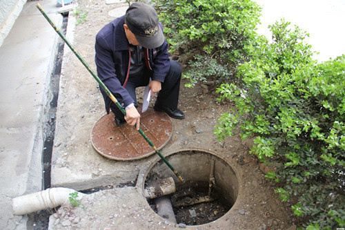 咸阳一小区自来水管道藏在污水井里 这水你敢喝吗?