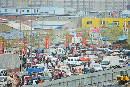 凤凰山大集迁至蓝翔路商贸城后首开张万余市民捧场