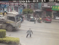 记住,在马路上不要随便翻筋斗!