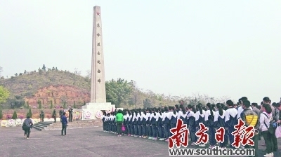 佛冈各界祭扫革命烈士纪念碑