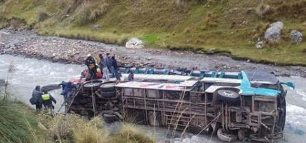秘鲁南部大巴坠河，造成至少40人死亡