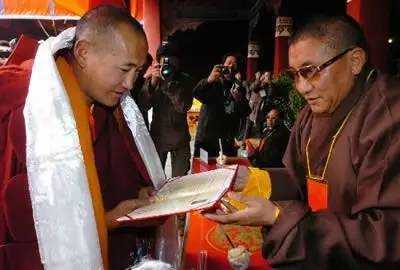 康·土登克珠(右)给获得第一名的拉萨甘丹寺僧人阿旺曲帕颁发学位证书