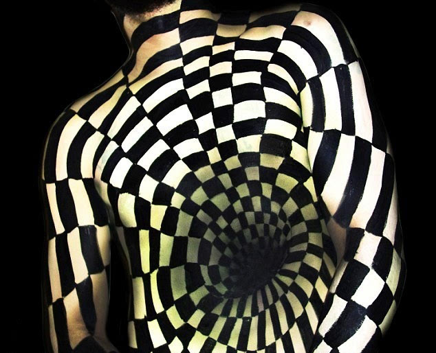 美艺术家3d人体彩绘制造逼真视觉错觉
