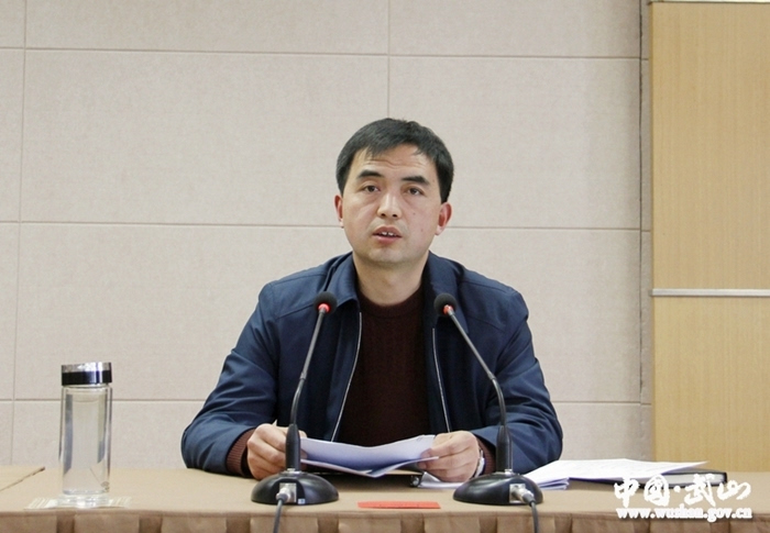 (县委常委,政法委书记王志军主持会议)