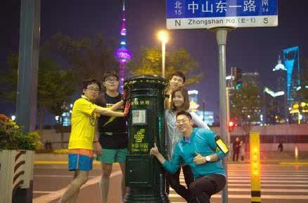 鹿晗让上海外滩邮筒变世界级网红 千人排队争