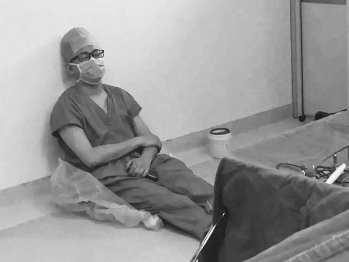 齐齐哈尔市一医生工作太累睡倒手术室 照片红