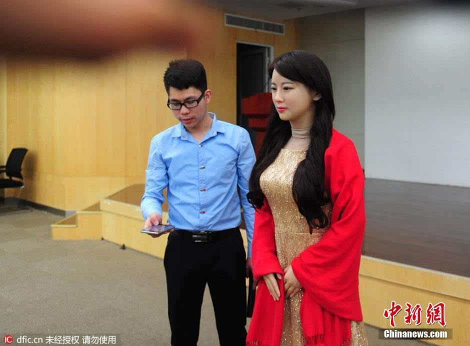 中国研发美女机器人能跟人对话能做表情