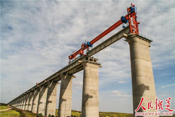 中铁十四局呼准鄂铁路项目部管段内最长特大桥顺利架通