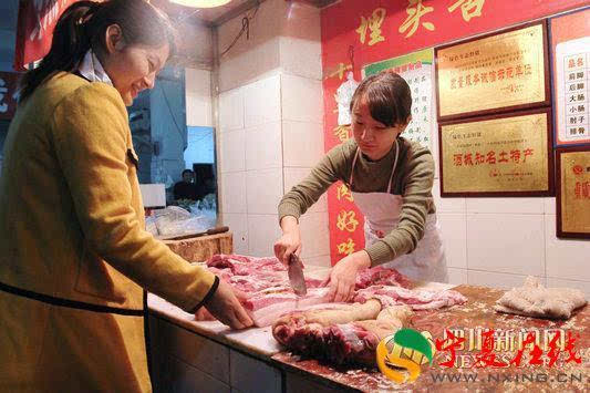 大学生毕业卖猪肉 开膛破肚分割猪肉毫不含糊(图)