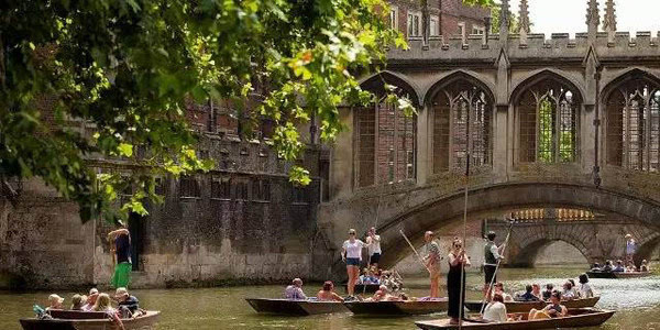 游船沿途经过7所学院,著名的 数学桥和叹息桥,以及剑桥大学的标志性
