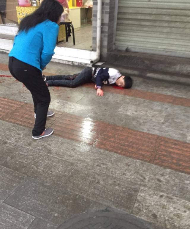 [爆料]太残忍!广西一中学生遭人砍杀,血淋淋地命丧街头!