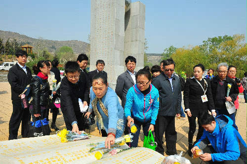 市人大教科文卫委员会副主任委员刘书笙,市红十字会常务副会长袁淑玲