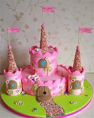 令人惊艳的城堡蛋糕,听说里面还会有睡公主哦