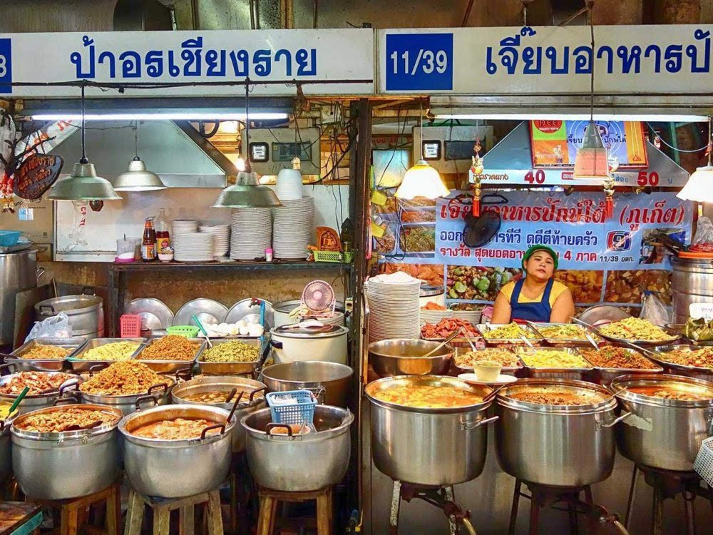 43.去泰国,街头小吃绝对不可错过,比方说沙嗲,泰国米粉和炸鱼等等.