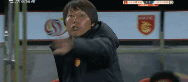 搞笑的是,阿迪公司也在这场比赛后发出了一条微博支持李铁.