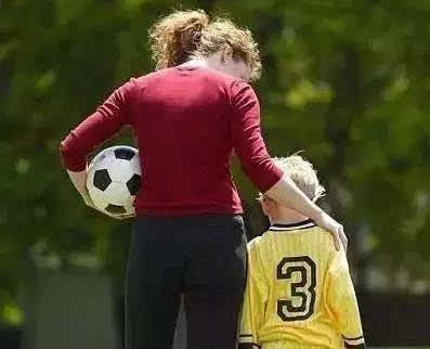 有人问一位外国妈妈为什么带孩子踢足球,回答