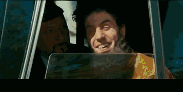 《独裁者》中,二缺在被水果店老板收留后,想帮水果店振兴生意.