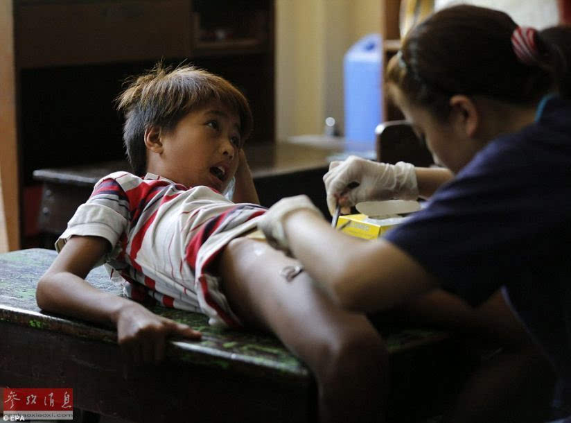 震撼菲律宾300多名青少年在学校课桌上进行割礼