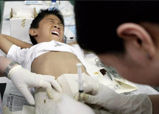 其它 正文  【摘要】菲律宾男孩进行割礼手术,家长带着孩子纷纷排队