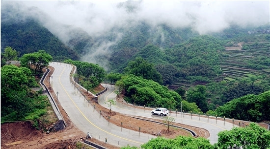 乡村公路打造美丽风景线