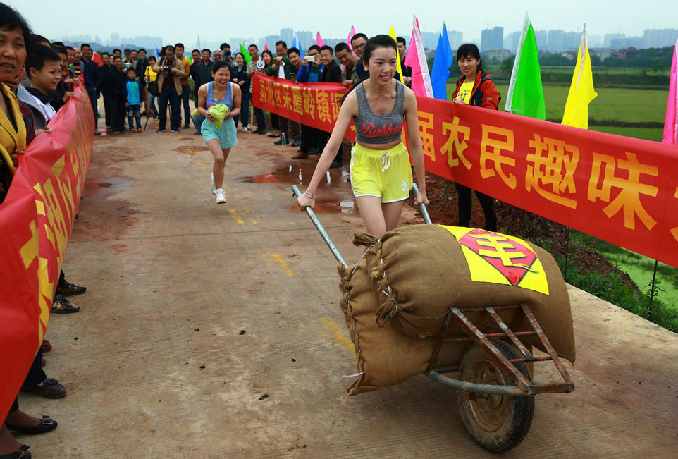 湖南举办农民趣味运动会 火辣美女大战村姑