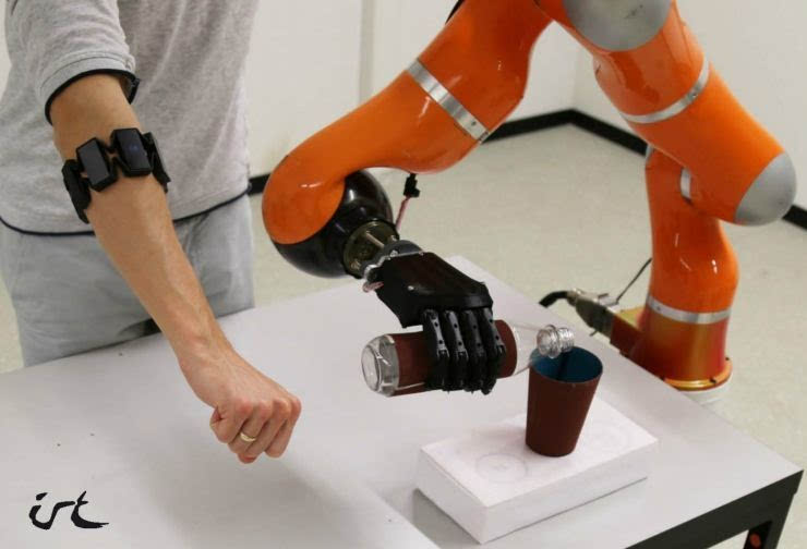 2016,机器人之年:KUKA触觉工业机器人研发者