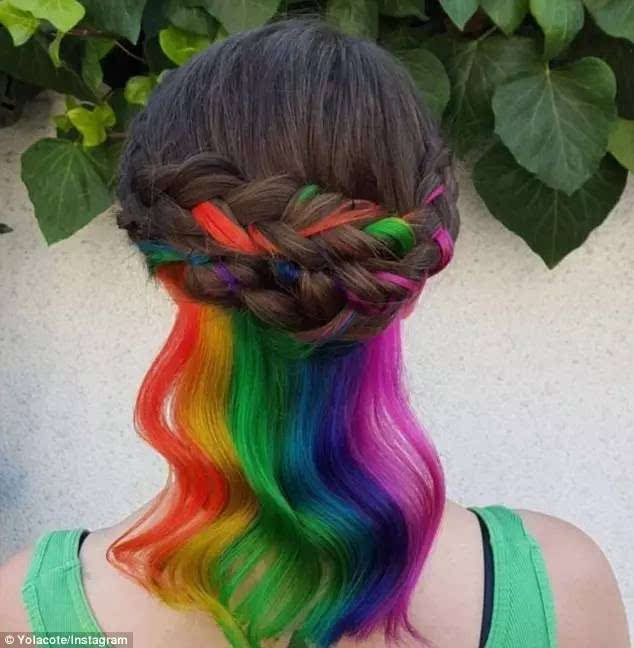 这个姑娘的头发里藏着彩虹 在扎个丸子头美极