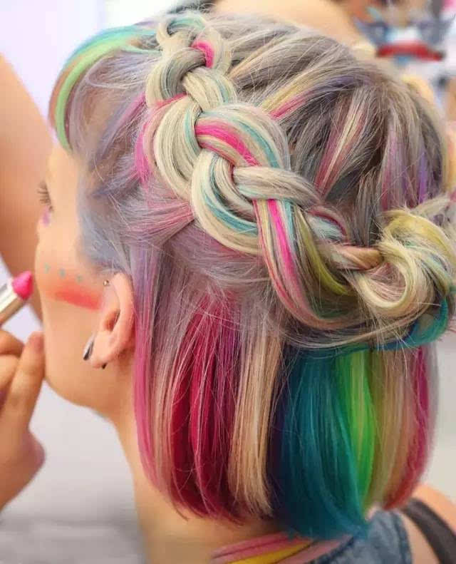 这个姑娘的头发里藏着彩虹 在扎个丸子头美极