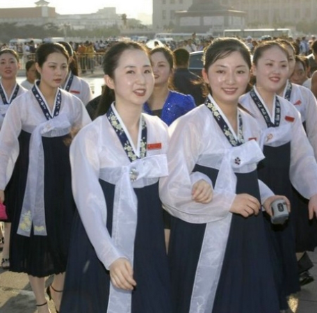 朝鲜留学生奇葩:爱买中国淘汰家居品 晴天穿雨衣