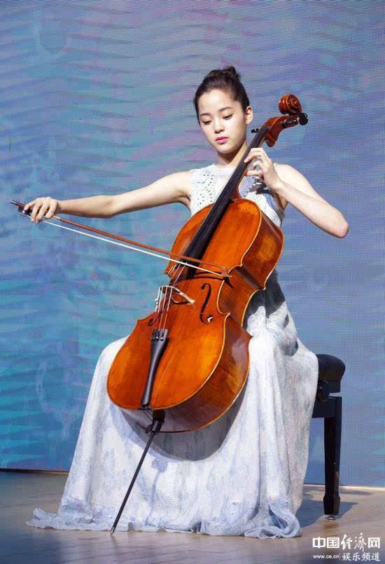 欧阳娜娜敬业抱病录节目 拉大提琴表演(组图)